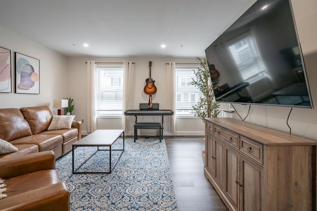 13 Sapphire Lane, Nashua, NH 03064