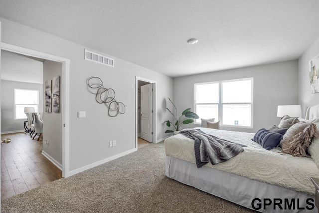 8014 N 113 Avenue, Omaha, NE 68142