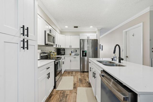 11339 Lakeview Drive Drive 4o, Coral Springs, FL 33071