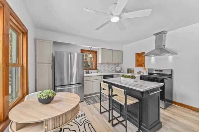 1630 W Lawn AVENUE, Milwaukee, WI 53209