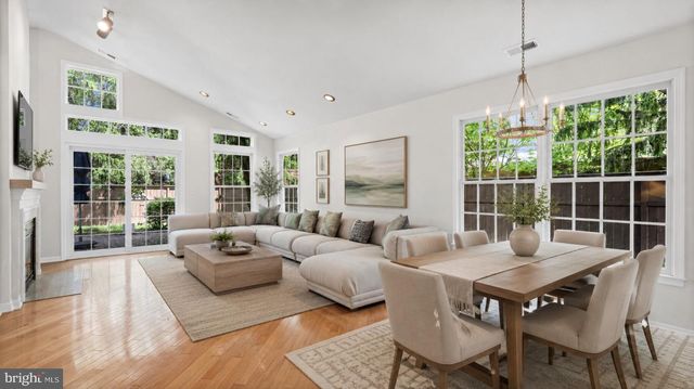 24 STAGS LEAP CT, Baltimore, MD 21208