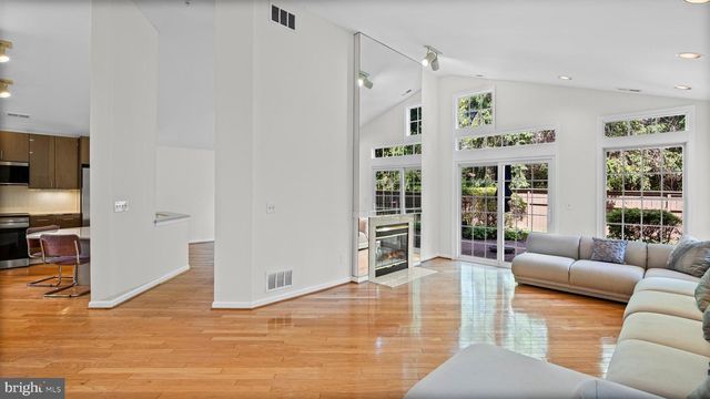 24 STAGS LEAP CT, Baltimore, MD 21208