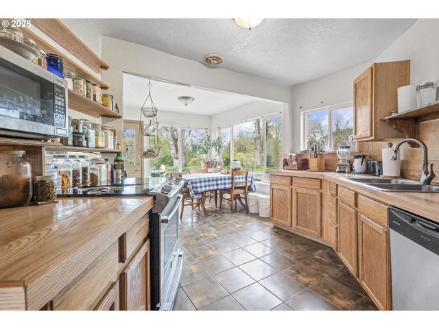 8775 FORT HILL Rd, Willamina, OR 97396