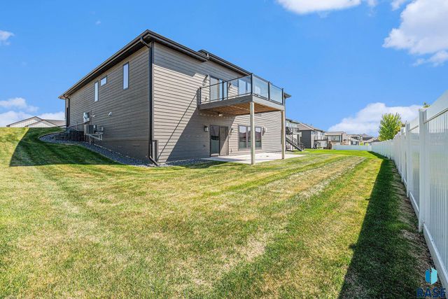 8209 E Ladyslipper Cir, Sioux Falls, SD 57110