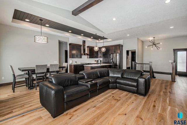8209 E Ladyslipper Cir, Sioux Falls, SD 57110