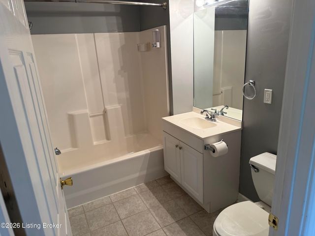 7801 Alfred Schlatter Dr 6, Louisville, KY 40214