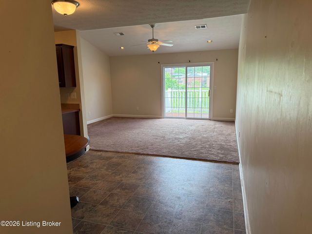 7801 Alfred Schlatter Dr 6, Louisville, KY 40214