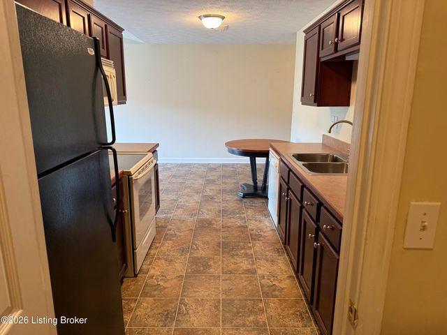 7801 Alfred Schlatter Dr 6, Louisville, KY 40214