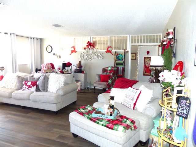 802 S China, Brady, TX 76825