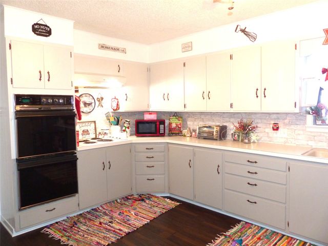 802 S China, Brady, TX 76825