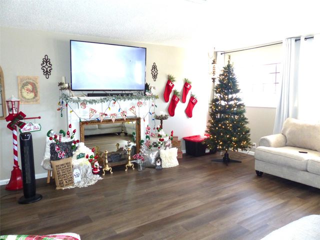 802 S China, Brady, TX 76825