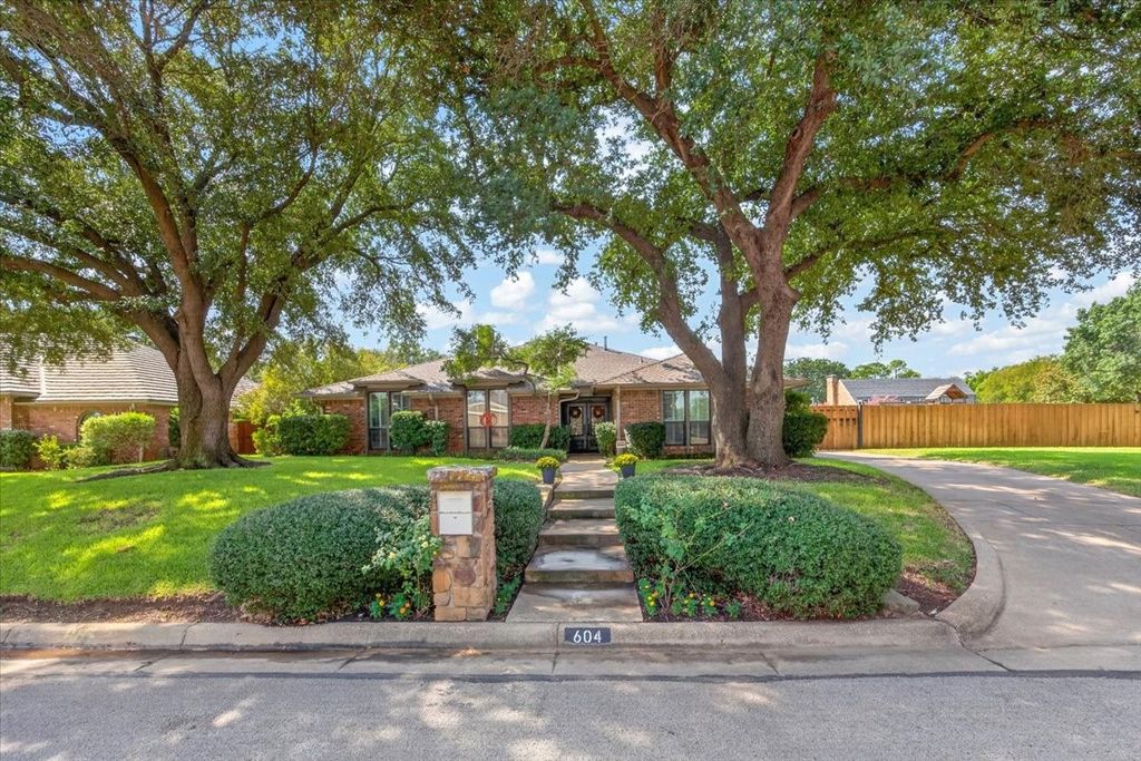 604 Lincoln Court, Arlington, TX 76006 — exterior