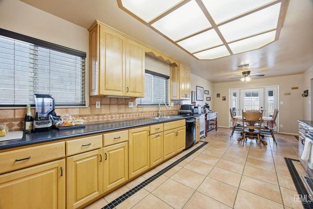 202 E Warren Street, Taft, CA 93268