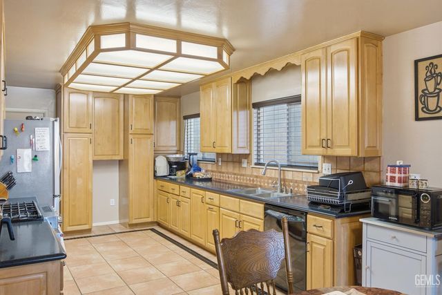 202 E Warren Street, Taft, CA 93268