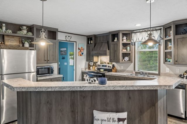 595 Days Rd, Lafayette, TN 37083
