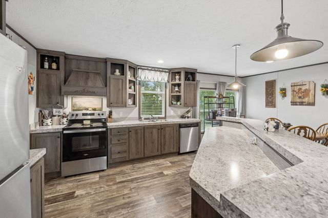 595 Days Rd, Lafayette, TN 37083