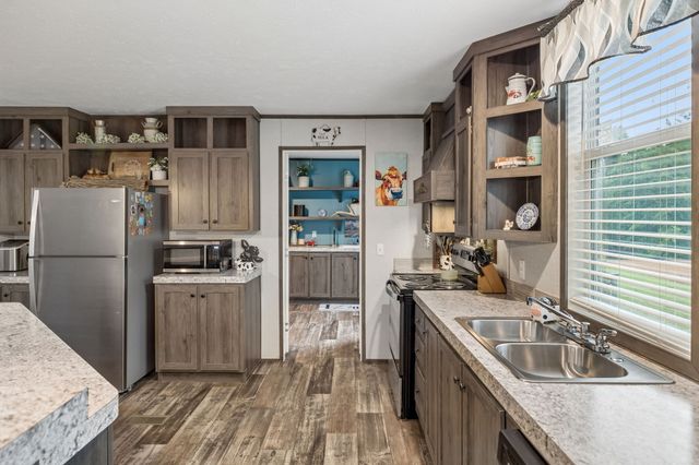 595 Days Rd, Lafayette, TN 37083