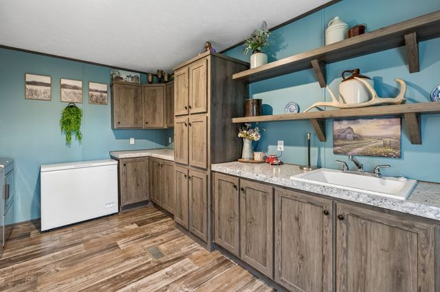 595 Days Rd, Lafayette, TN 37083