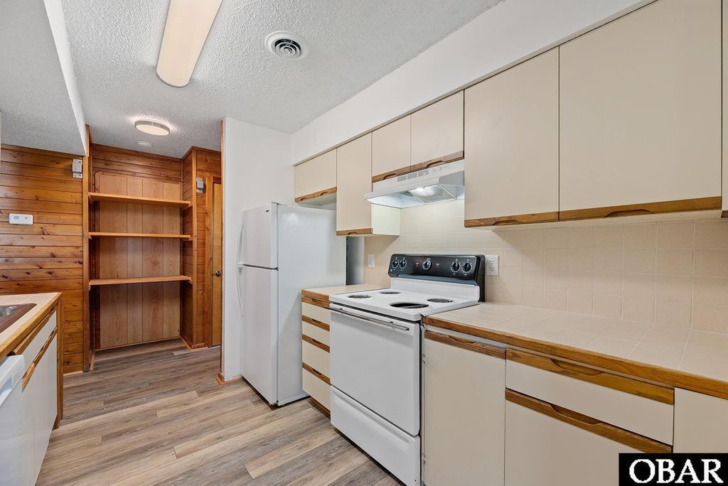 Image 18 of property listing at 1711 Bobby Lee Trail, Kill Devil Hills, NC 27948