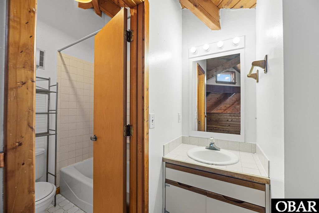 Image 8 of property listing at 1711 Bobby Lee Trail, Kill Devil Hills, NC 27948