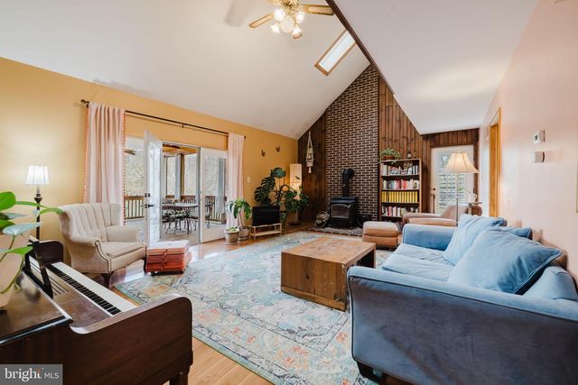 1568 DEER CREEK RD, New Freedom, PA 17349