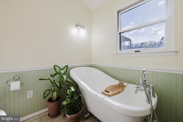 1568 DEER CREEK RD, New Freedom, PA 17349