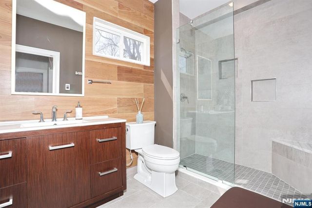 5 Colebrook Drive, Park Ridge, NJ 07656