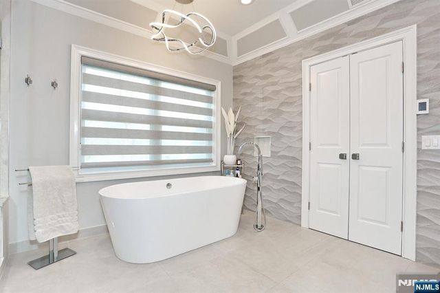 5 Colebrook Drive, Park Ridge, NJ 07656