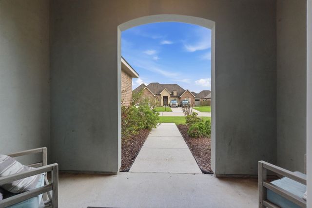 175 Highland Oaks Ave, Gray, LA 70359