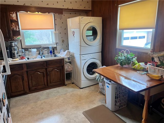 24 N Mill St, New Salem, PA 15468