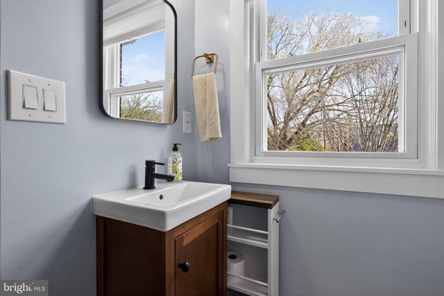 32 FARRAGUT PL NW, Washington, DC 20011