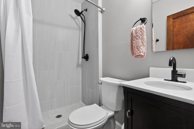 32 FARRAGUT PL NW, Washington, DC 20011