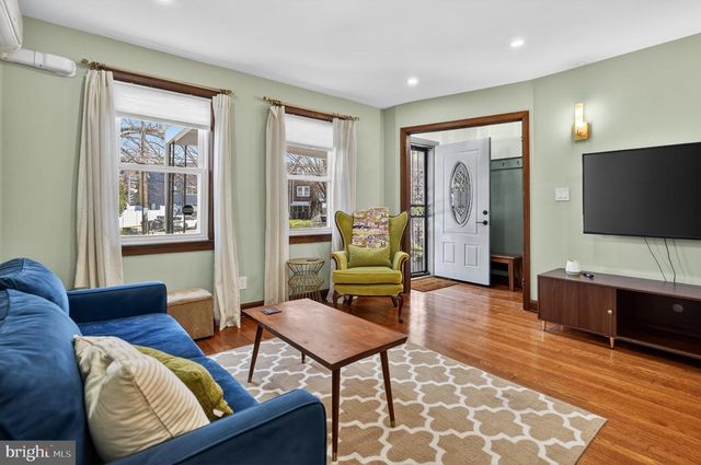 32 FARRAGUT PL NW, Washington, DC 20011