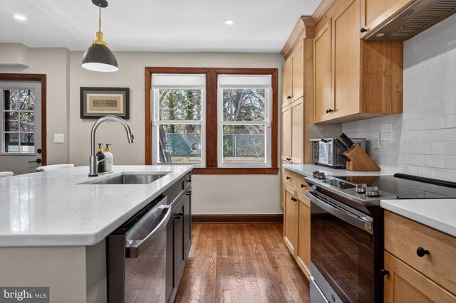 32 FARRAGUT PL NW, Washington, DC 20011