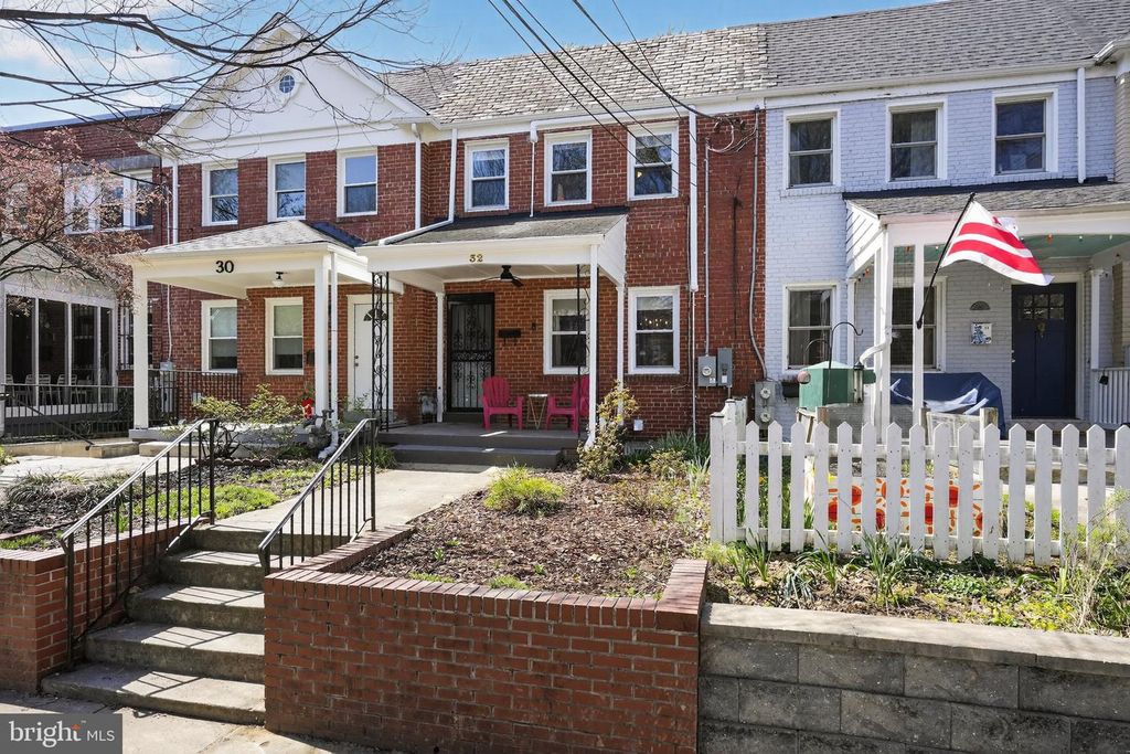 32 FARRAGUT PL NW, Washington, DC 20011