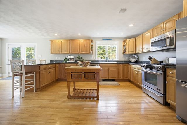 2 Sunset Rd, Salem, MA 01970