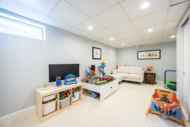 2 Sunset Rd, Salem, MA 01970