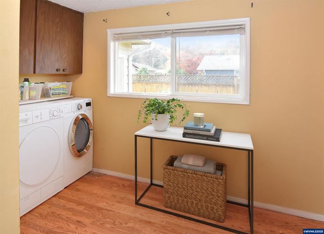 1124 Lakewood St SW, Albany, OR 97321