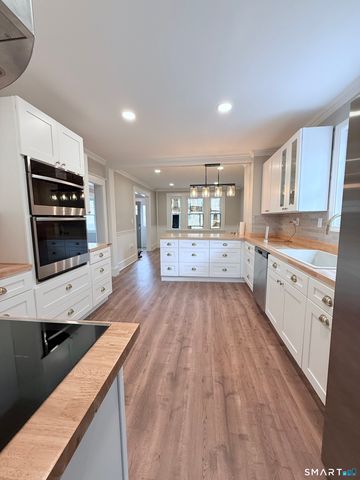 67 Faire Harbour Place, New London, CT 06320
