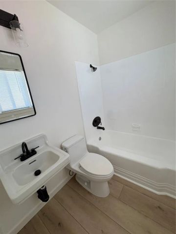8 Santa Ana 8, Long Beach, CA 90803