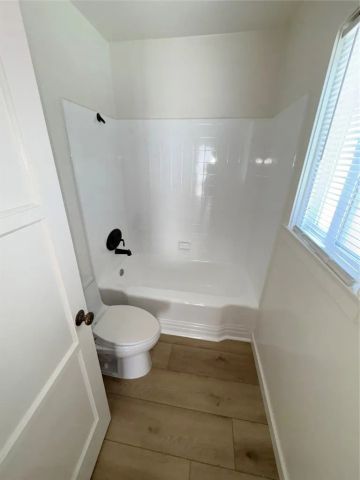 8 Santa Ana 8, Long Beach, CA 90803
