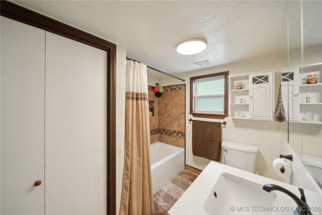 200 E Young Street, Morris, OK 74445