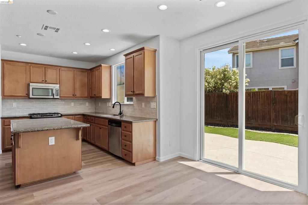 Image 12 of property listing at 60 Narcissus Ct, Oakley, CA 94561