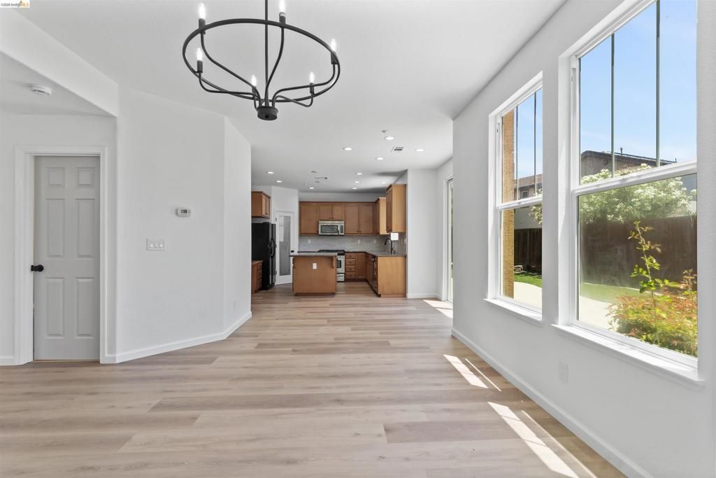 Image 14 of property listing at 60 Narcissus Ct, Oakley, CA 94561