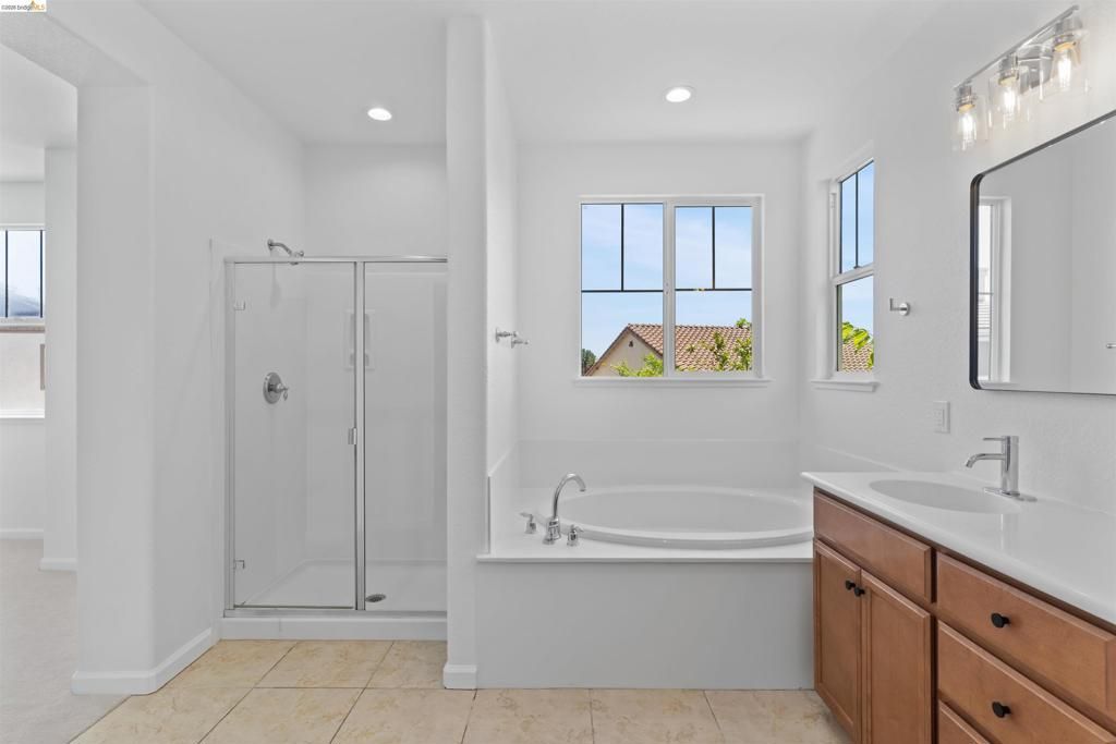 Image 24 of property listing at 60 Narcissus Ct, Oakley, CA 94561