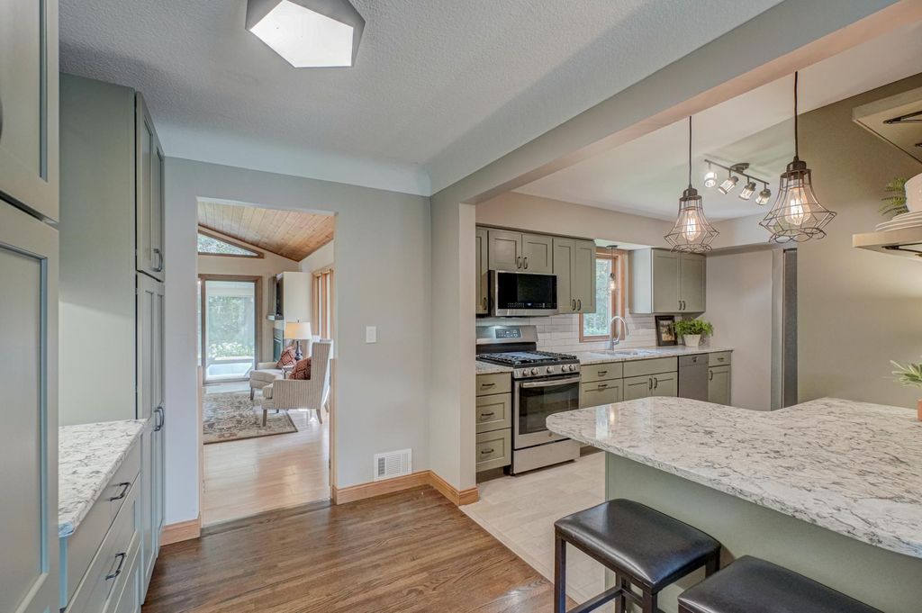 741 Sherren Street W, Roseville, MN 55113