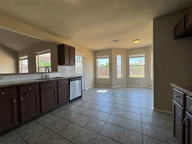 5007 Chase Mountain Drive, Bacliff, TX 77518