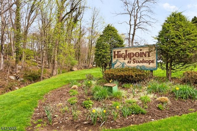 11196 Dell Pl, Stanhope Boro, NJ 07874