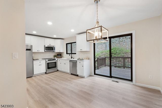 11196 Dell Pl, Stanhope Boro, NJ 07874