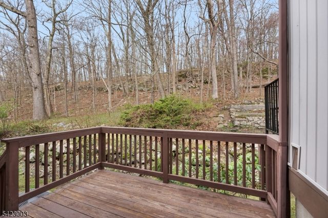 11196 Dell Pl, Stanhope Boro, NJ 07874